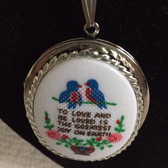 Pretty large photo necklace 24 inch chan๐ท๐ท๐ท๐ท - Picture 4 of 4